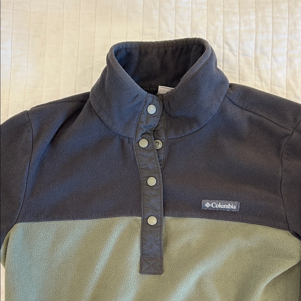 Columbia Women’s Olive and Charcoal Fleece Pullover - Picture 4 of 5